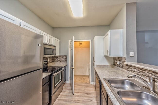 Foto del edificio - 231 W Horizon Ridge Pkwy