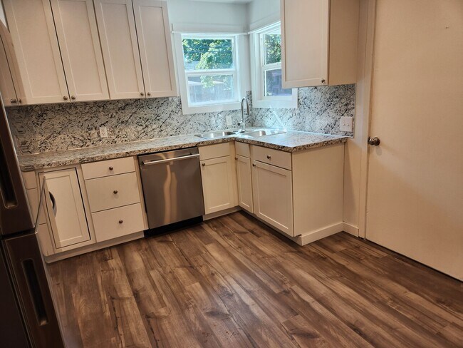 Building Photo - Levens St Duplex