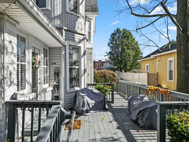 Building Photo - 240 N 9th St