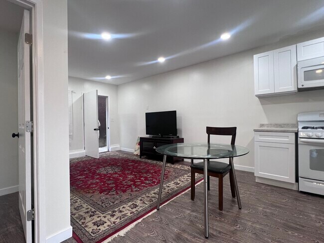 Foto del edificio - 1367 W 12th St