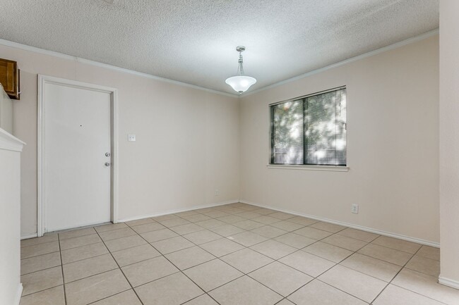 Building Photo - 2-BEDROOM HOME IN LARKSPUR WITH SWIMMING P...