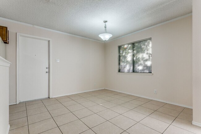 Foto del edificio - 2-BEDROOM HOME IN LARKSPUR WITH SWIMMING P...