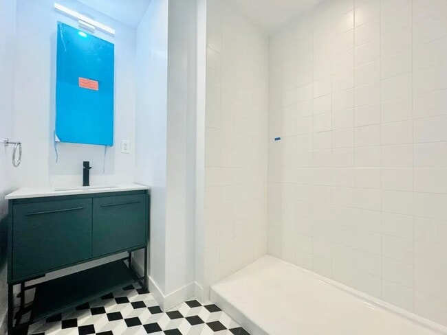 Building Photo - Furnished room/NOT APARTMENT