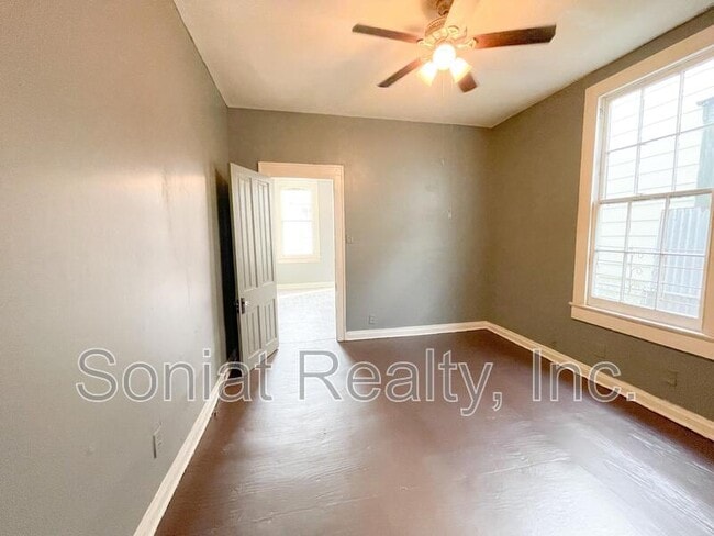 Building Photo - 2515 Laharpe Street