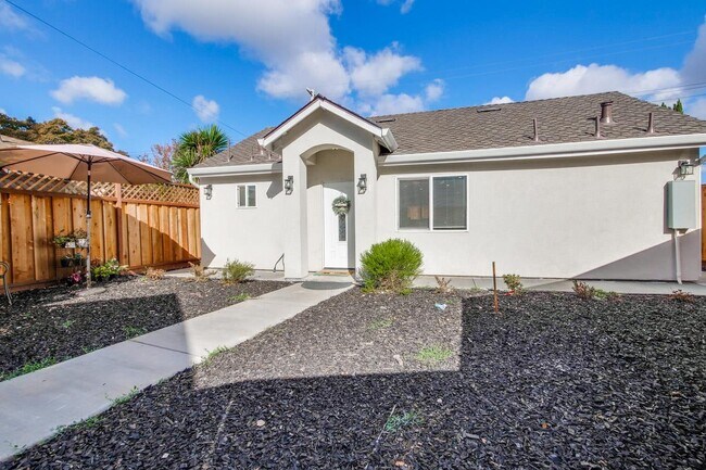 Building Photo - 5905 Sutton Park Pl