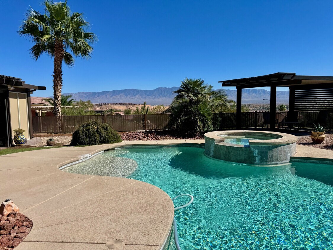 Patio trasero privado con piscina - 1582 Smoke Signal Ct