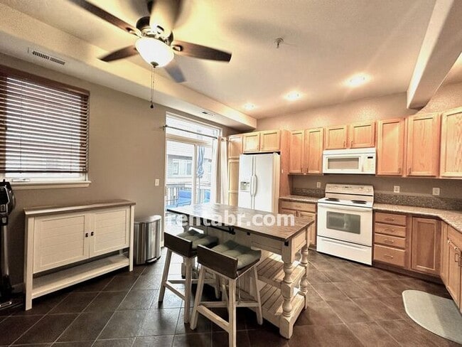 Building Photo - Spacious Townhome in Beautiful Golf Course...
