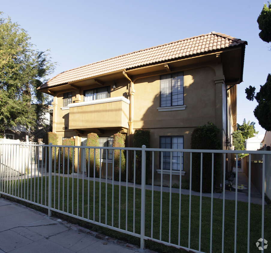 Building Photo - 10933 Moorpark St