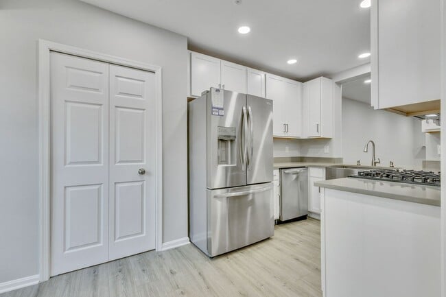 Photo - Stylish Condo Near Van Dorn Metro with Dual En Suites