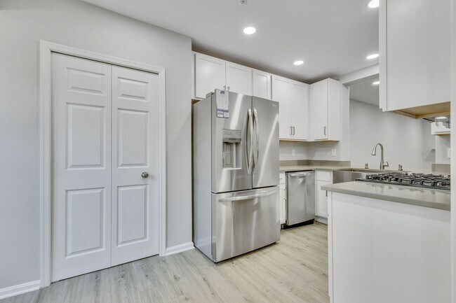 Foto del edificio - Stylish Condo Near Van Dorn Metro with Dual En Suites