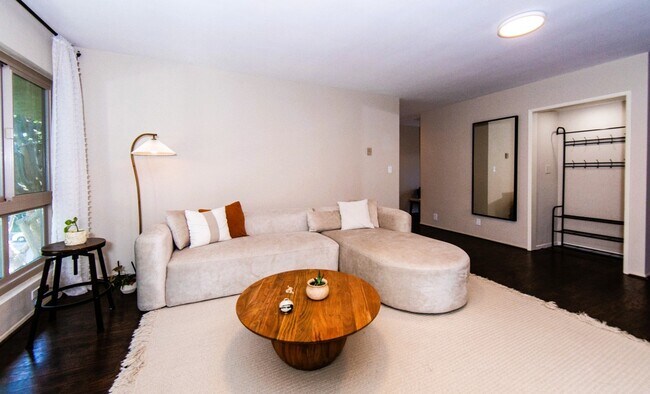 Foto del edificio - 6001 Canterbury Dr