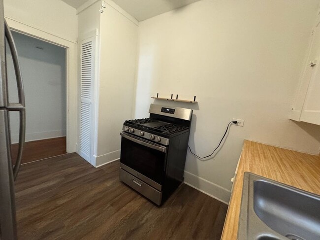 Building Photo - 2014 W Mulberry Ave