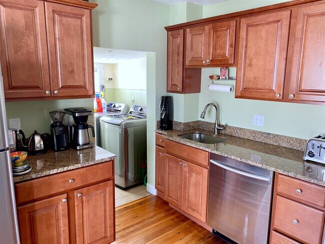 Building Photo - 14 Rockland Pl