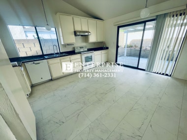 Foto del edificio - Welcome to Your Serene Anaheim Sanctuary: ...