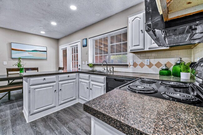 Building Photo - 919 Carmela Dr