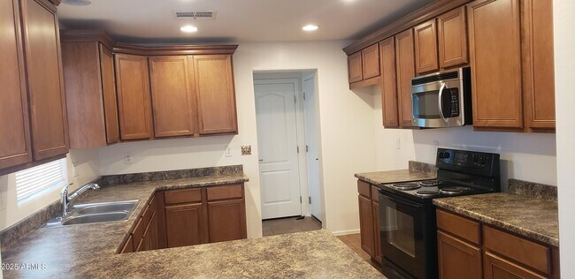 Building Photo - 1736 S Martingale Rd