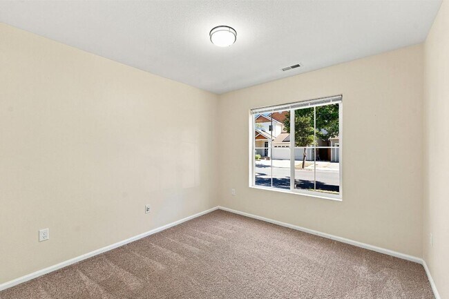 Foto del edificio - 6038 Discovery St E