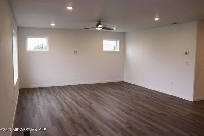 Building Photo - 903 Village Ln