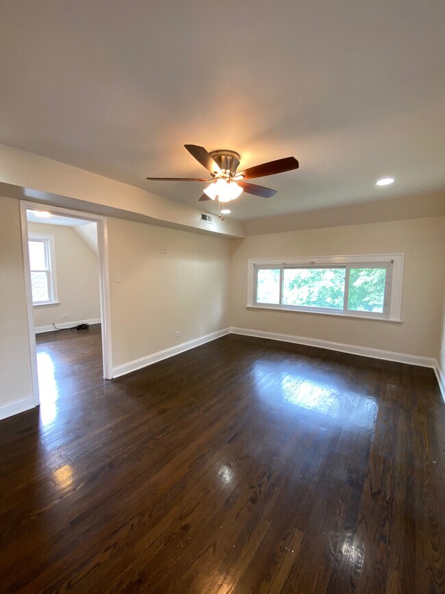 Building Photo - 9327 S Vanderpoel Ave