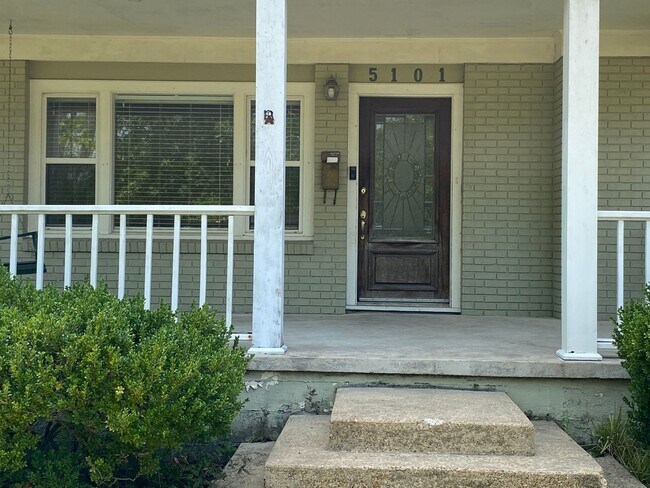 Building Photo - Come Home to Bayou View!!