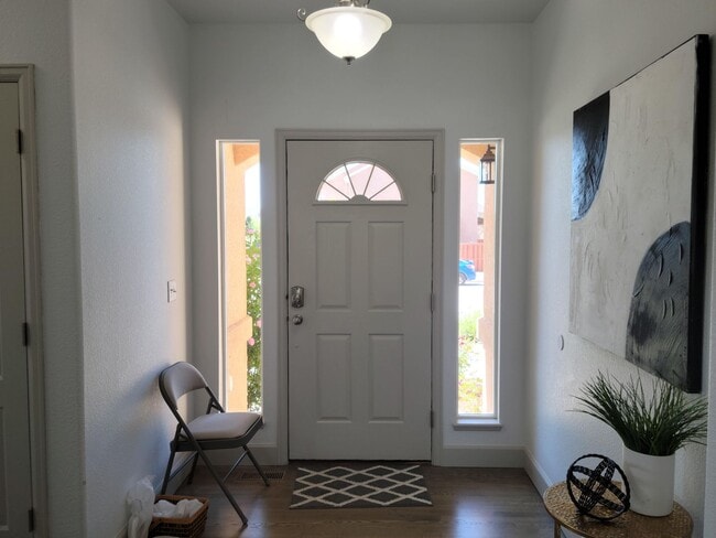 Building Photo - 5 Bed 3 Bath Ranch w/ AC - Available Now! ...