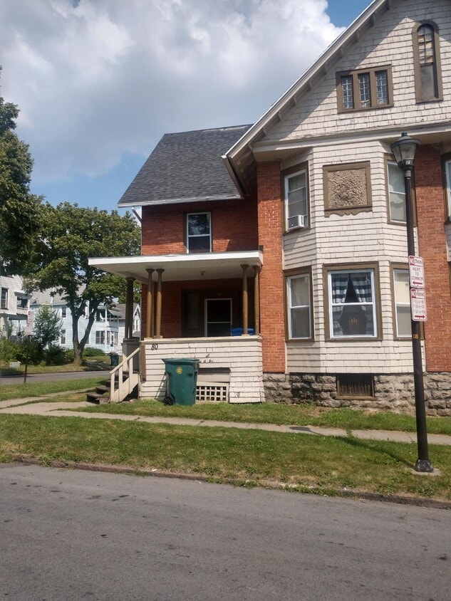 Large Three bedroom - 80 Tacoma St