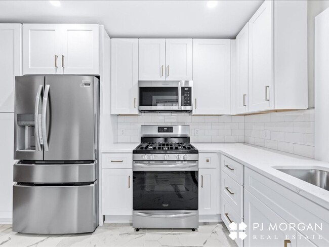Building Photo - Charming 3 Bedroom, 2 Bathroom Home - Avai...