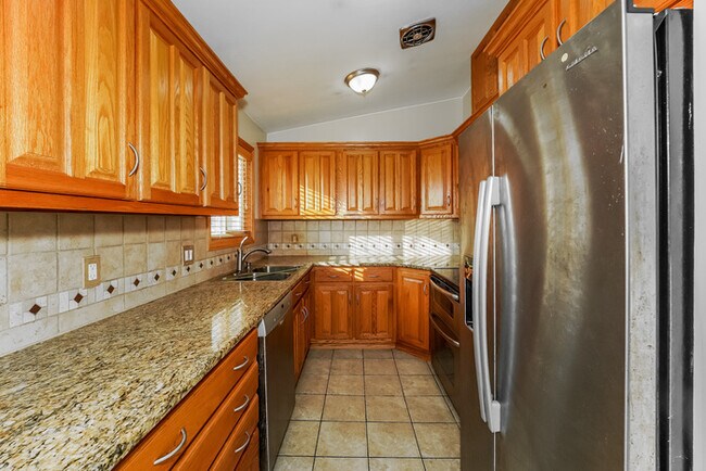 Foto del edificio - Four-Bedroom Home in Akron