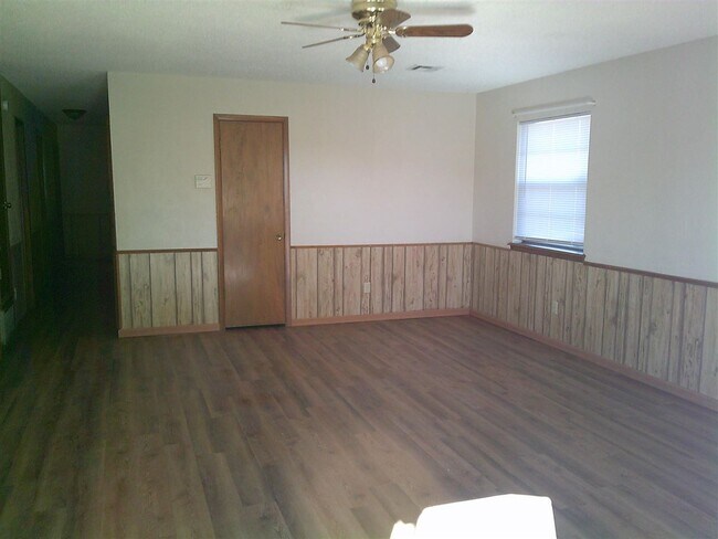 Foto del edificio - 6113 NW Maple Ave