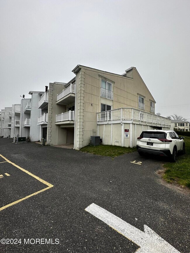 Foto del edificio - 12 Cedar Ave