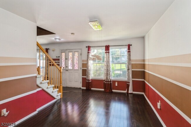 Building Photo - 192 Barclay Ct