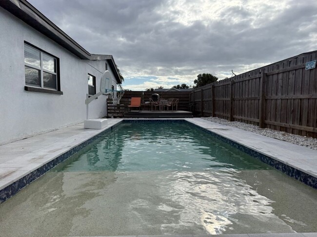 Building Photo - 2608 Sheridan Dr