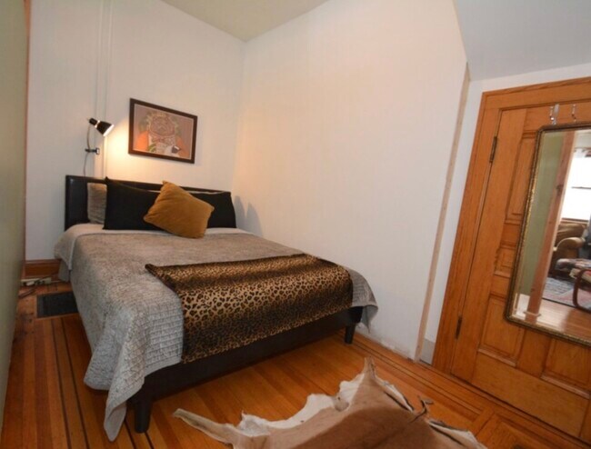 Non conforming second bedroom with closet - 3427 Pleasant Ave