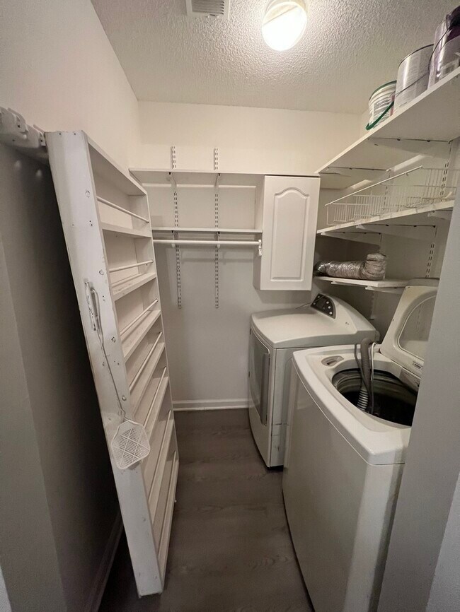 Foto del edificio - 7011 Village Ln
