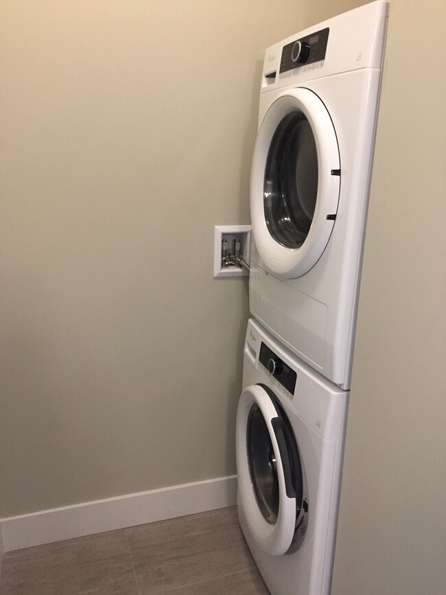 Building Photo - 1948-1948 N Parallel Rd