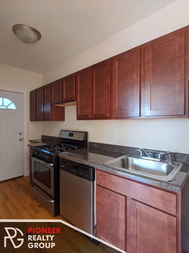 Building Photo - 949 W Cornelia Ave