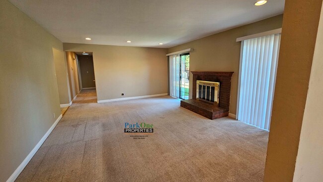 Building Photo - Great Single Family Home in Northgate Area
