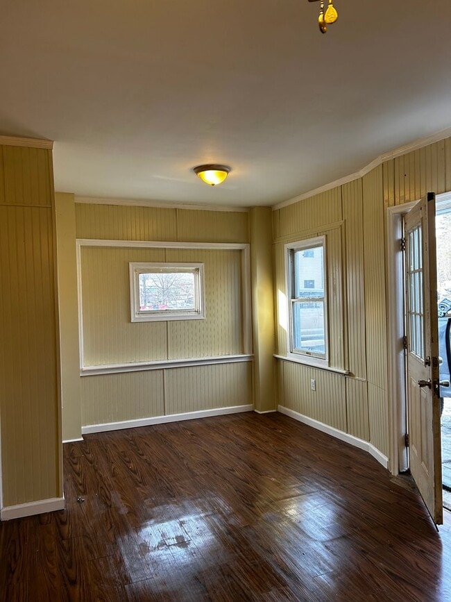 Building Photo - 552 Main St