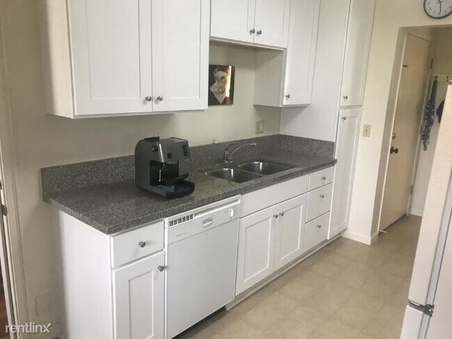 Building Photo - 832 Hanover St