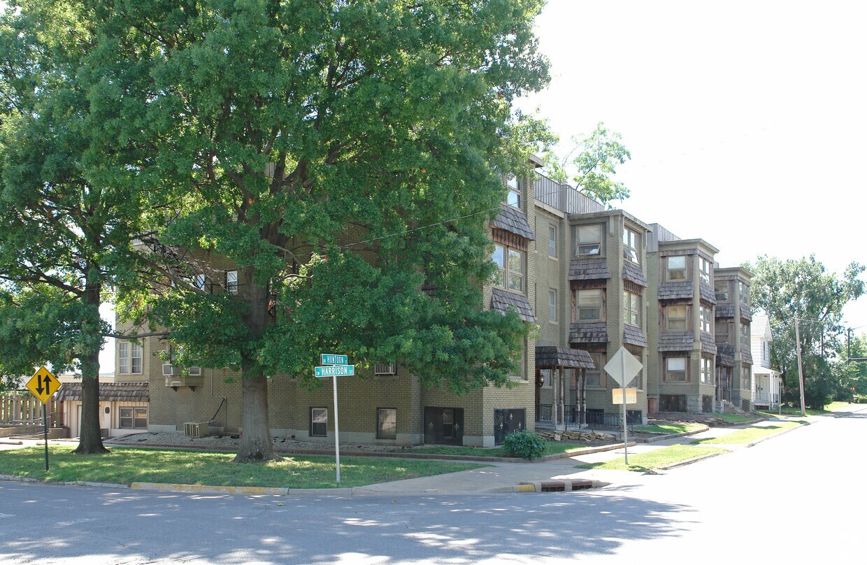 Building Photo - 403-409 SW Huntoon St