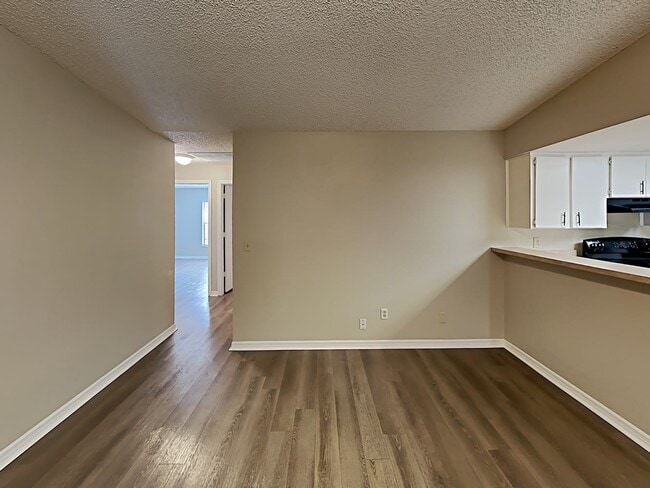 Building Photo - 623 Sandy Creek Dr
