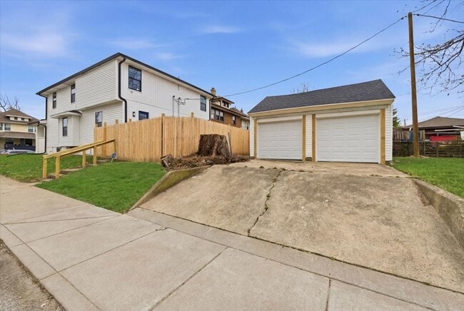 Building Photo - 1038 N Parker Ave