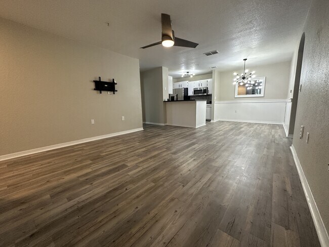 Building Photo - 8932 Manor Loop