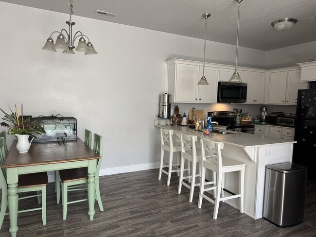 Foto del edificio - 91 W Silver Springs Dr
