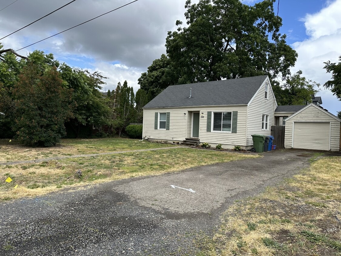 Primary Photo - 732 Bieber Ave NE