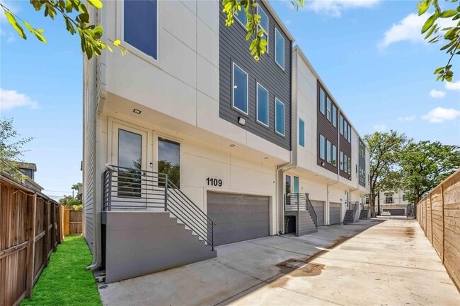 Building Photo - 1111 W 21st St