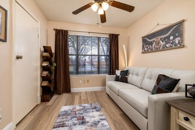 Building Photo - 8421 Willow Creek Dr