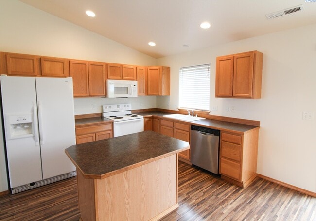 Building Photo - 3 bed, 2 bath home in Pasco