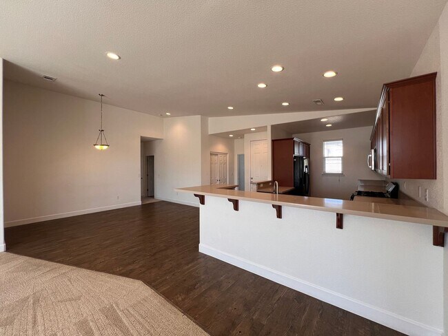 Building Photo - Large 4 bedroom home located in Green Vall...