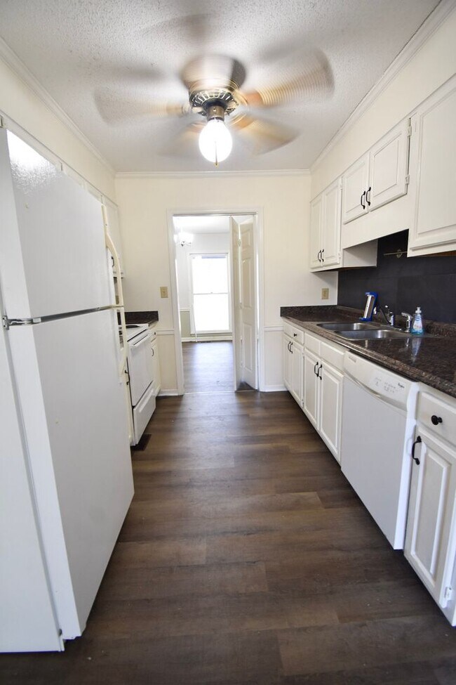 Building Photo - 3 Bedroom 2 Bathroom - Pets Allowed